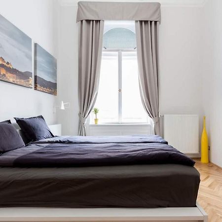 Bpr Sophisticated Astoria Suite With Balcony Budapest Bagian luar foto