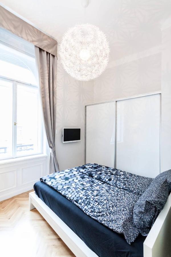 Bpr Sophisticated Astoria Suite With Balcony Budapest Bagian luar foto