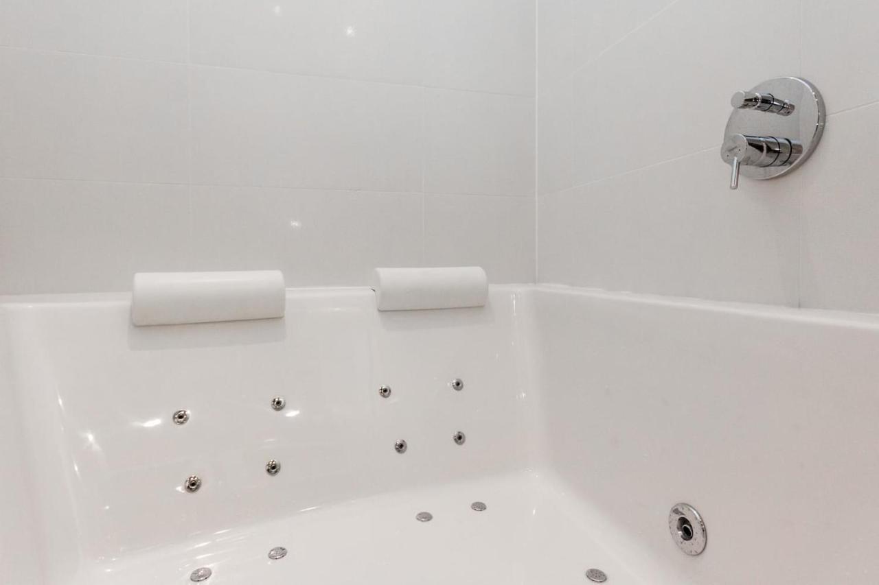 Bpr Sophisticated Astoria Suite With Balcony Budapest Bagian luar foto
