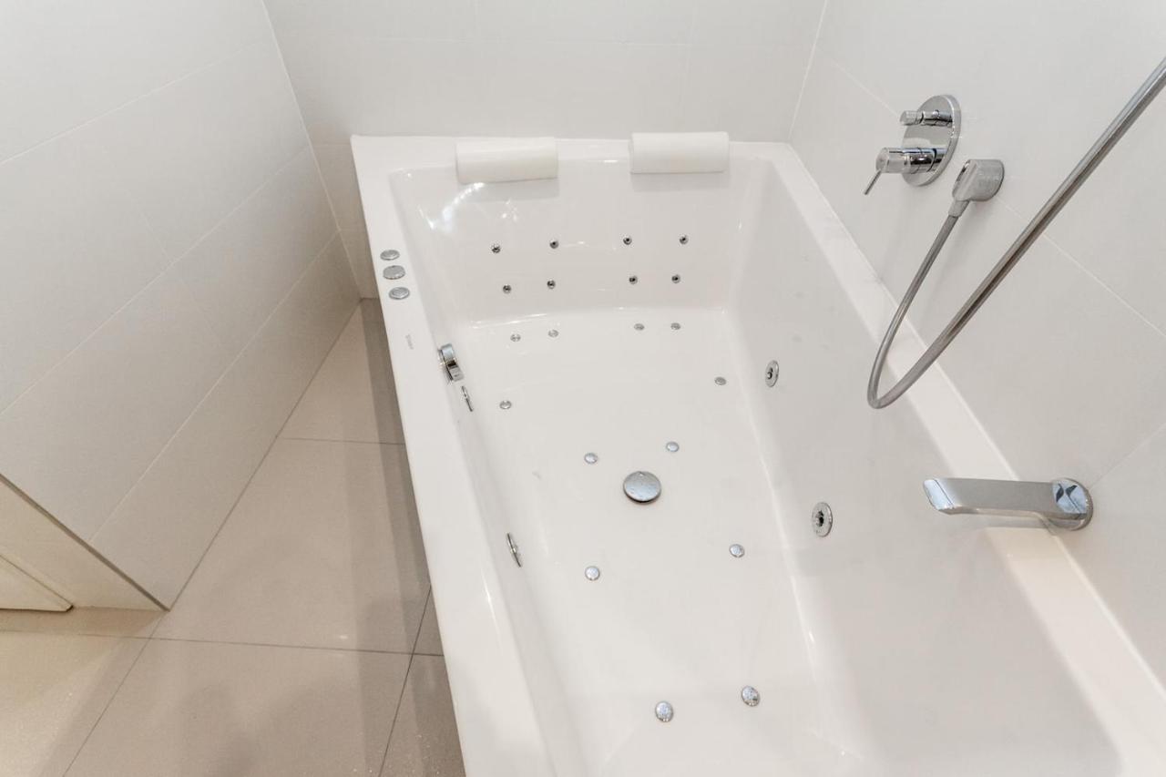 Bpr Sophisticated Astoria Suite With Balcony Budapest Bagian luar foto